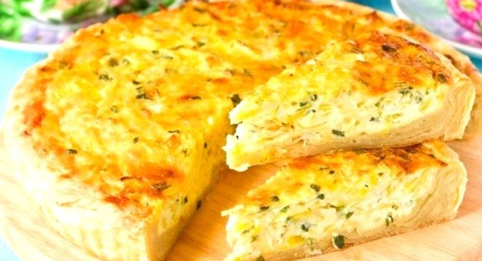 Открытый пирог с луком, яйцо и сыром