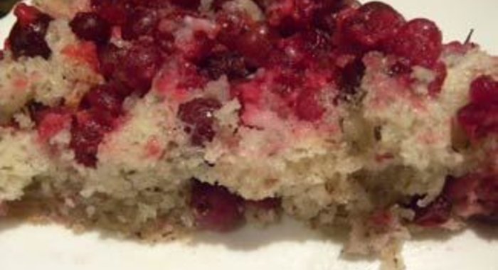 Воздушный торт с клюквой