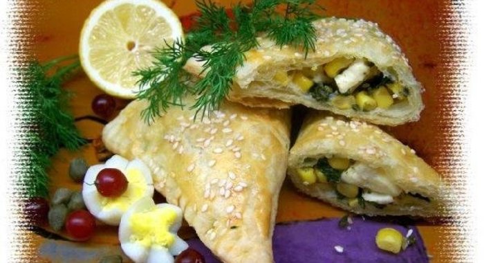 Быстрые слоечки с кукурузой, шпинатом и фетой.