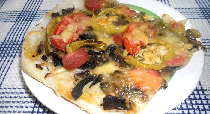 Открытый пирог с грибами и сосисками
