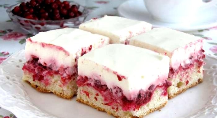 Брусничный пирог со сметаной