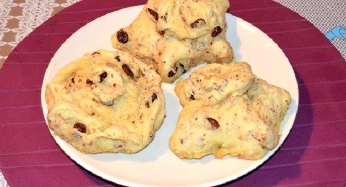Булочки сдобные с изюмом и орехами из картофельного дрожжевого теста