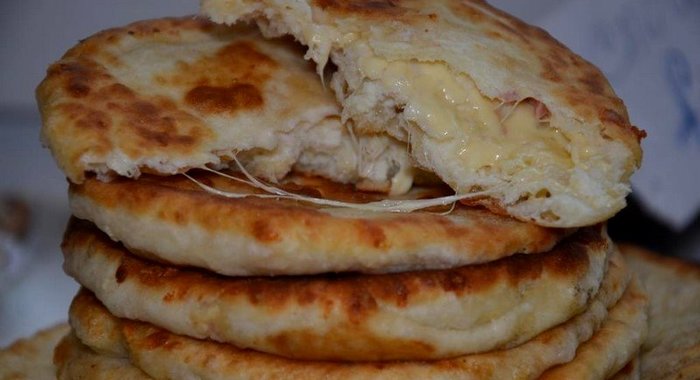 Сырные пышки с сырно колбасной начинкой