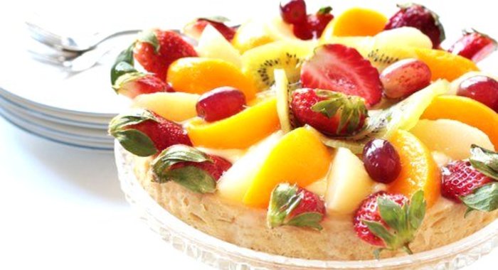 Песочный торт с манго и клубникой