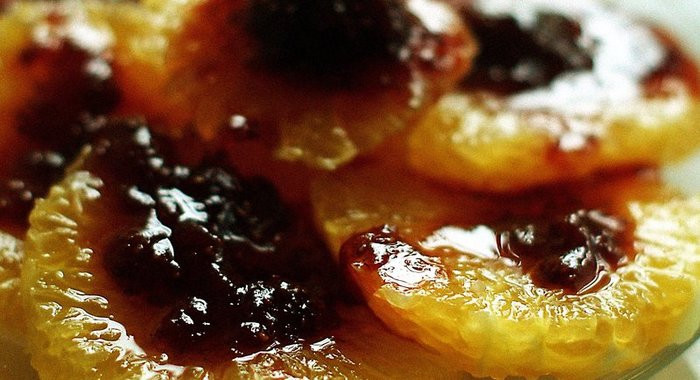 Апельсины под теплым малиновым соусом