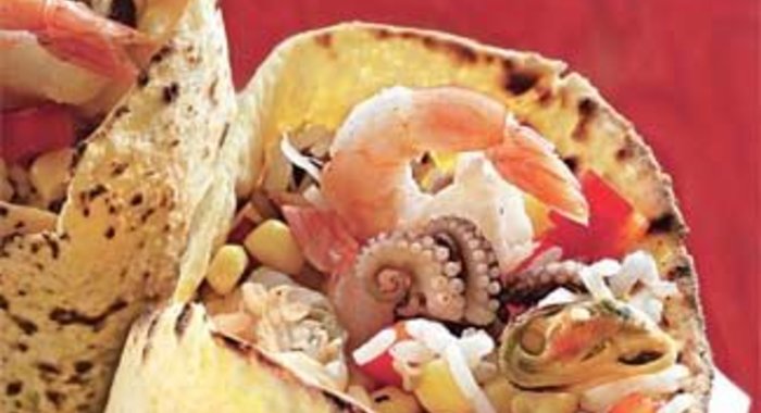 Кукурузные тортильи с рисом и морепродуктами