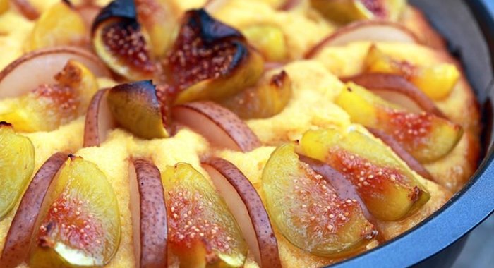 Пирог с инжиром и грушами на дрожжевом тесте с кукурузной мукой