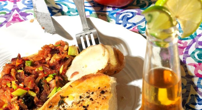 Курица с чатни из лука и авокадо