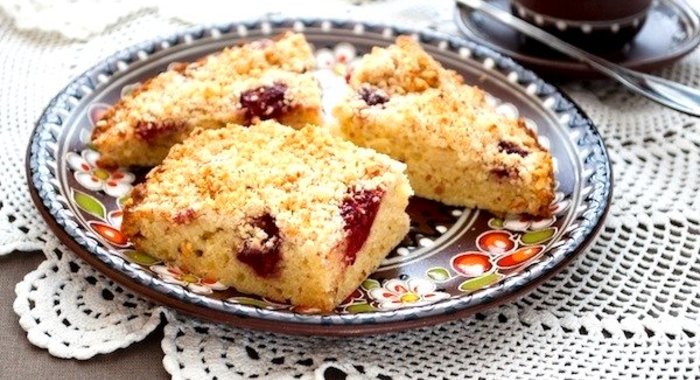 Пирог с вишней и миндалём