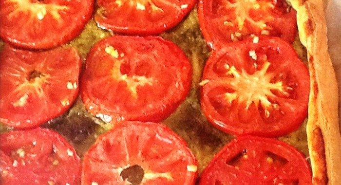 Пирог с помидорами и песто