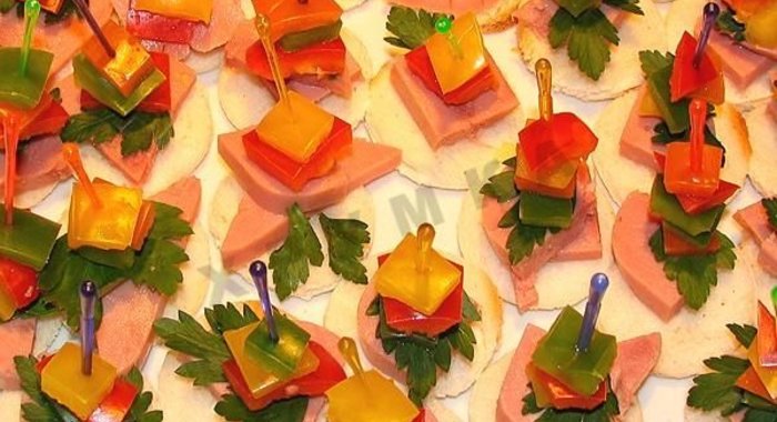 Канапе с ветчиной сыром и помидорами