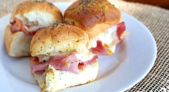 Горячие булочки с ветчиной и сыром