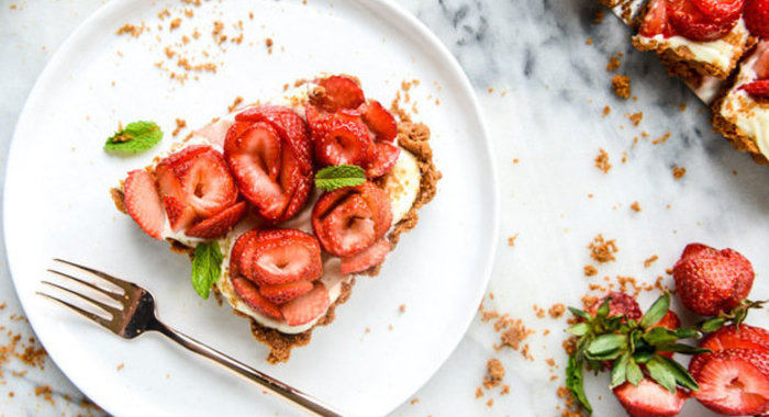 Клубничный торт без запекания