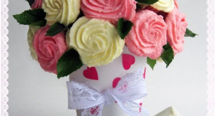 Розовый букет из мини-маффинов ко Дню всех влюбленных