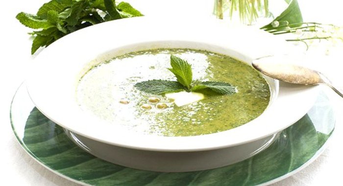 Зеленый крем-суп из шпината и мяты с паприковым маслом