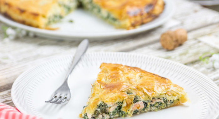 Закрытый слоеный пирог с семгой и шпинатом