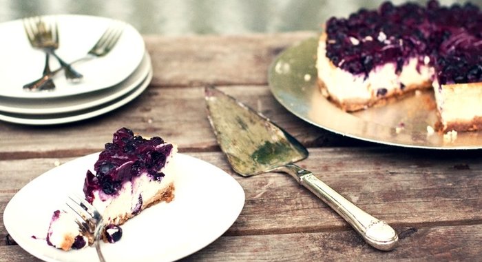Творожно-черничный торт без выпечки