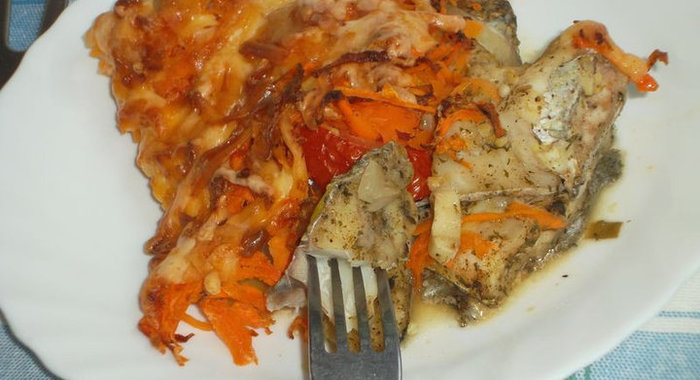 Минтай под сырно-овощной «шапкой»