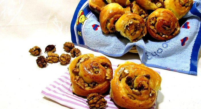 Булочки с орехами и кокосовой стружкой