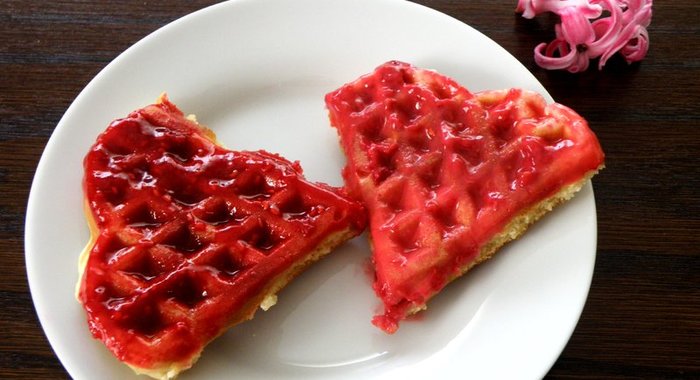 Яблочные вафли с малиновым соусом