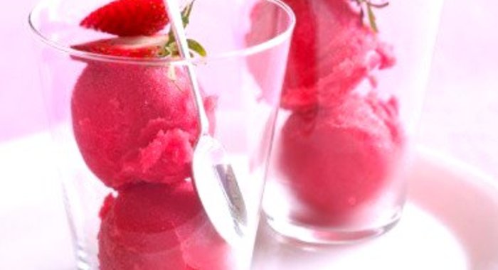 Маринованная клубника в бальзамическом уксусе с клубничным шербетом и амаретти