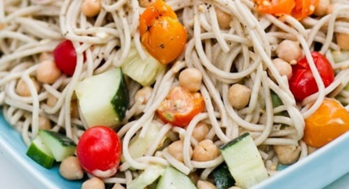 Соба с нутом, томатами и тахини