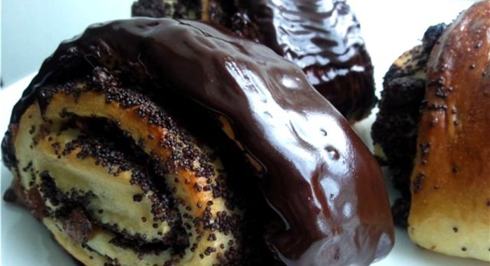 Булочки с изюмом и маком