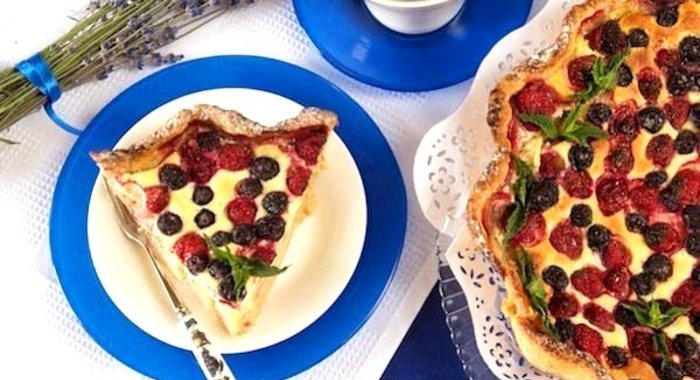 Открытый пирог из голубики и клубники