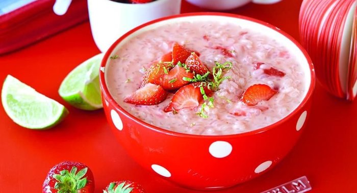 Кокосовая рисовая каша с клубникой