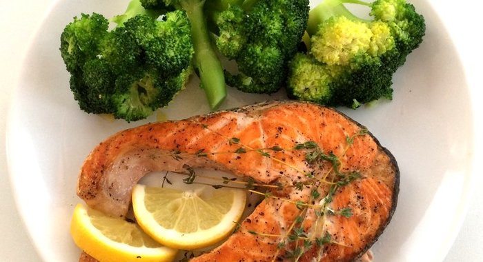 Сочный лососевый стейк с брокколи