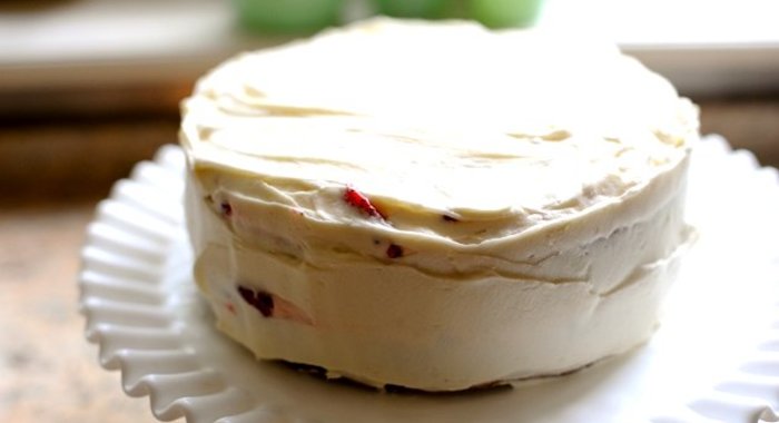 Бисквитный торт со сметанным кремом и клубникой