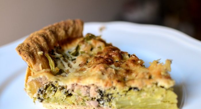 Киш с брокколи и тунцом