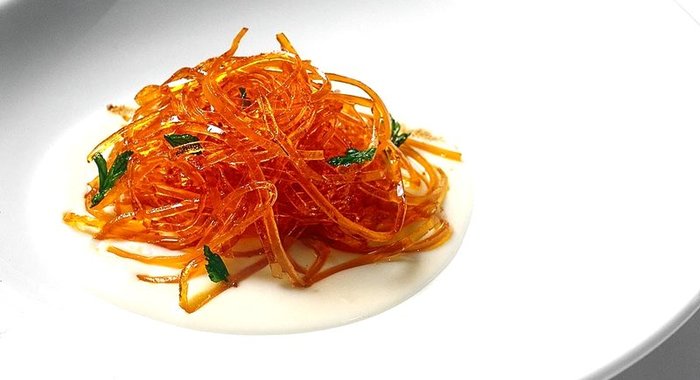 Яичные спагетти с чесночным кремом