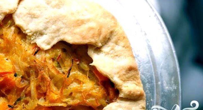 Галет с начинкой из сквоша и лука