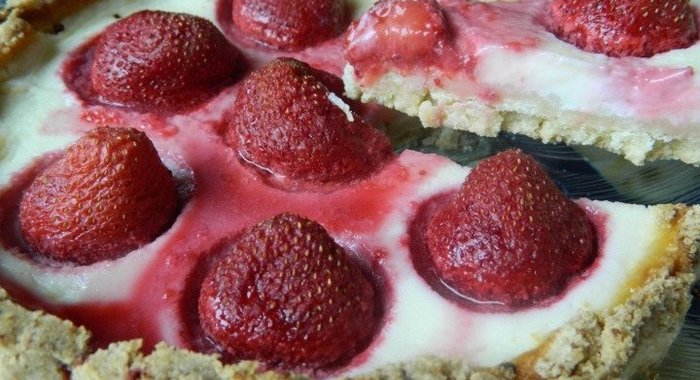 Клубничный пирог с заливкой