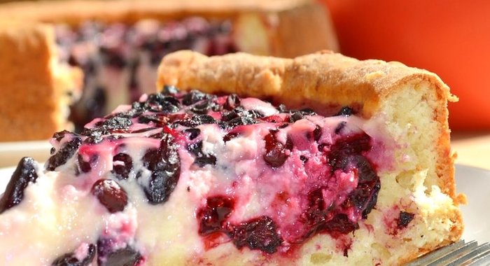 Пирог с жимолостью