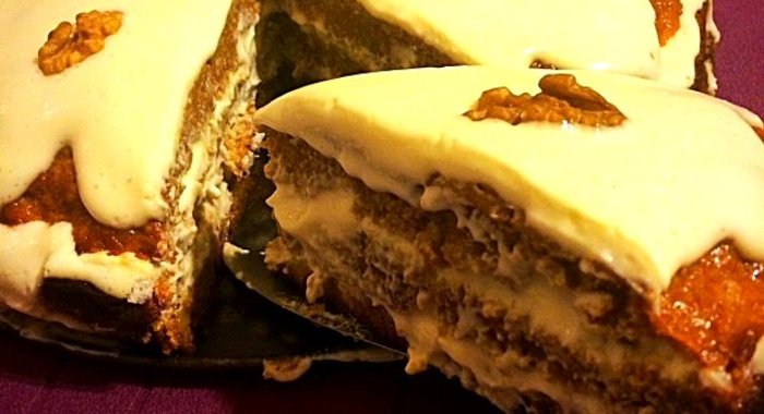 Пряный морковный торт со сметанным кремом