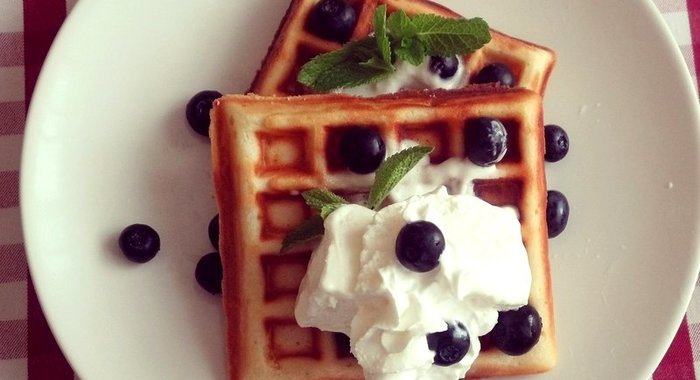 Бельгийские вафли с мороженным и взбитыми сливками