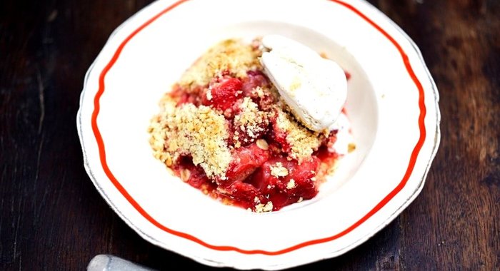 Безглютеновый крамбл с ревенем и клубникой