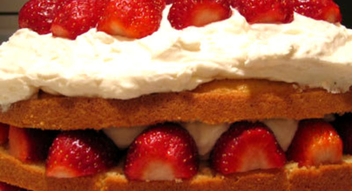 Ванильный торт со взбитыми сливками