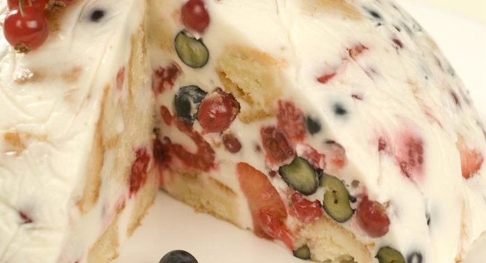 Торт с ягодами в сметанном желе