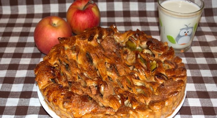 Пирог с яблоками из дрожжевого теста