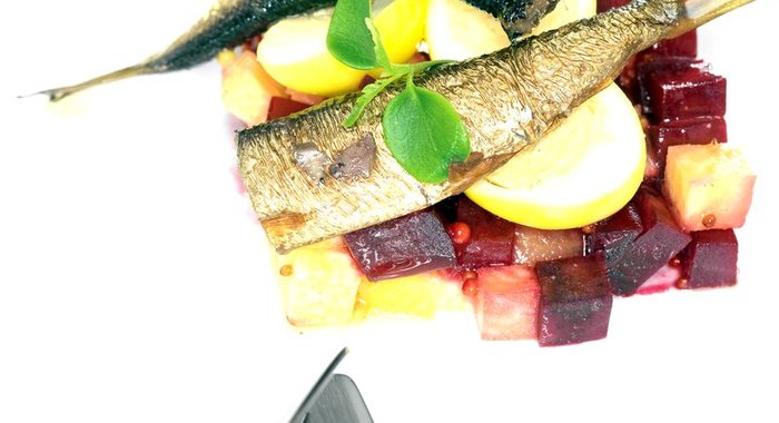 Салат со шпротами, перепелиными яйцами и корнеплодами