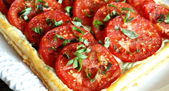 Пирог из слоеного теста с помидорами и базиликом