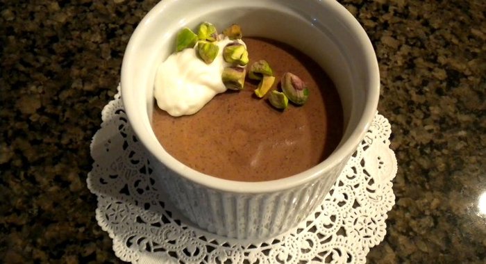 Шоколадный мусс с кремом и фисташками