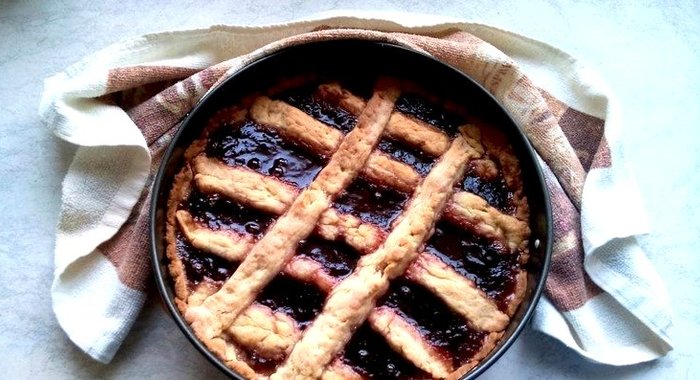 Открытый пирог с повидлом