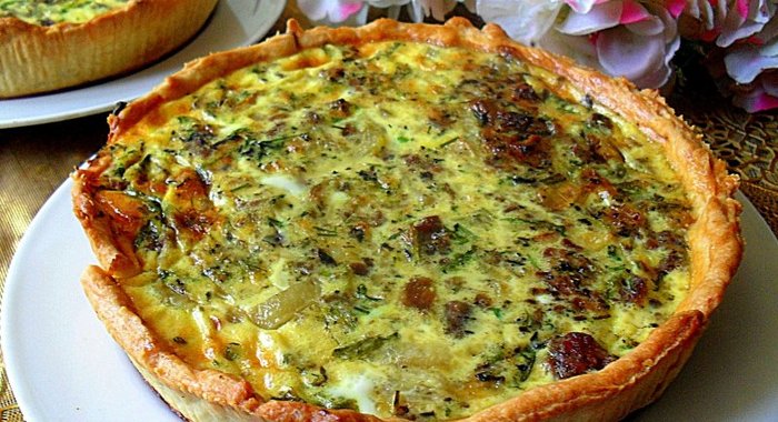 Киш с говядиной, луком и шампиньонами