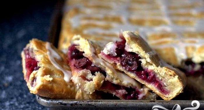 Слоеный вишневый пирог с глазурью