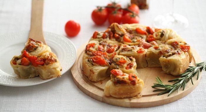 Несладкий пирог с помидорами и петрушкой
