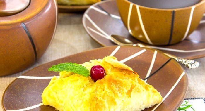 Конвертики из слоеного теста с фаршированными абрикосами